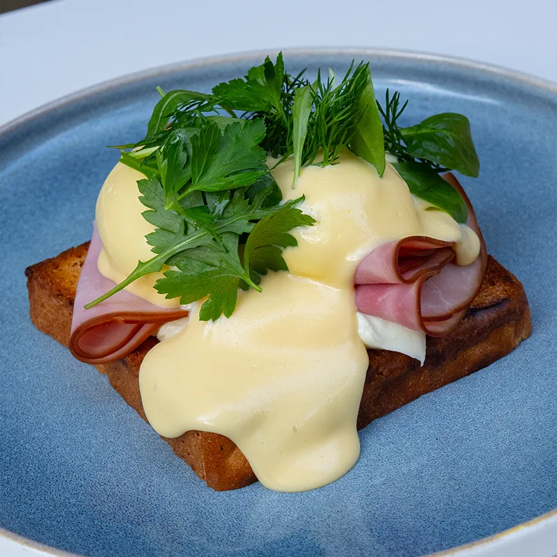 Eggs Benedict mortadella